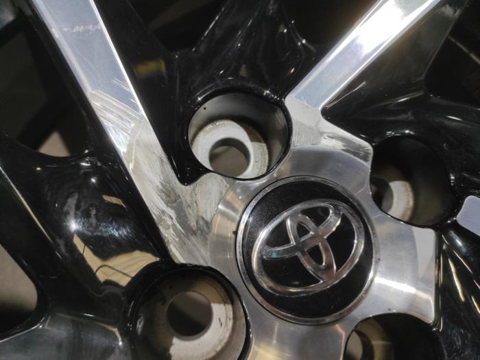 Velgen set + banden Toyota Yaris III 1.5 16V Hybrid 00000 Lichtmetaal TOYOTA