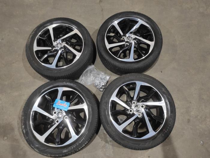 Velgen set + banden Toyota Yaris III 1.5 16V Hybrid 00000 Lichtmetaal TOYOTA