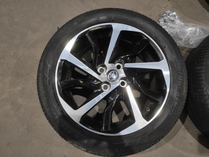 Velgen set + banden Toyota Yaris III 1.5 16V Hybrid 00000 Lichtmetaal TOYOTA