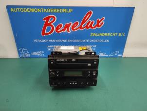 Gebruikte Radio CD Speler Ford Fiesta 5 (JD/JH) 1.6 16V Prijs op aanvraag aangeboden door Benelux Zwijndrecht B.V.