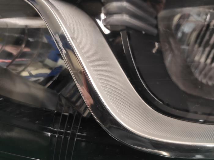 Koplamp links van een Hyundai iX20 (JC) 1.4i 16V 2016