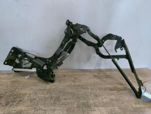 Gebruikte Scharnier cabriodak Infiniti G37 (V36) 37 V6 24V Prijs op aanvraag aangeboden door Benelux Zwijndrecht B.V.