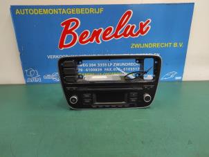 Gebruikte Radio CD Speler Volkswagen Up! (121) 1.0 12V 60 Prijs op aanvraag aangeboden door Benelux Zwijndrecht B.V.