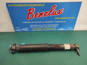 Gebruikte Kofferdekseldemper rechts-achter Nissan Qashqai (J11) 1.2 DIG-T 16V Prijs op aanvraag aangeboden door Benelux Zwijndrecht B.V.