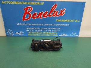 Gebruikte Kachel Bedieningspaneel Volkswagen Up! (121) 1.0 12V 60 Prijs op aanvraag aangeboden door Benelux Zwijndrecht B.V.