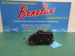 Gebruikte Deurslot Mechaniek 4Deurs rechts-achter Volkswagen Polo IV (9N1/2/3) 1.4 16V Prijs op aanvraag aangeboden door Benelux Zwijndrecht B.V.
