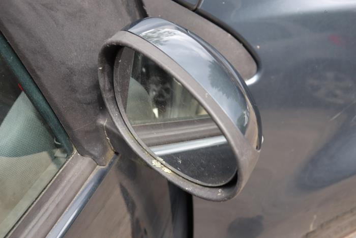 Buitenspiegel rechts van een Peugeot 107 1.0 12V 2012