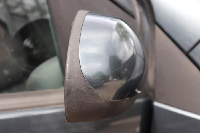 Buitenspiegel rechts van een Peugeot 107 1.0 12V 2012