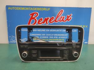 Gebruikte Radio CD Speler Volkswagen Up! (121) 1.0 12V 60 Prijs op aanvraag aangeboden door Benelux Zwijndrecht B.V.
