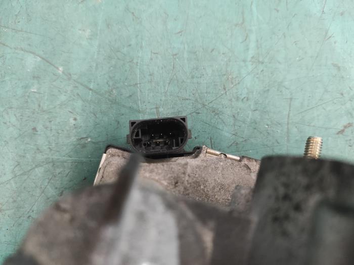 Gasklephuis van een Opel Corsa C (F08/68) 1.2 16V 2001