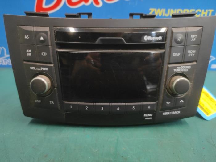 Radio CD Speler van een Suzuki Swift (ZA/ZC/ZD) 1.2 16V 2012