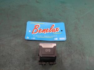 Gebruikte Schakelaar handrem Opel Vivaro 2.0 Diesel 145 Prijs op aanvraag aangeboden door Benelux Zwijndrecht B.V.