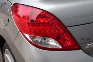 Gebruikte Achterlicht links Peugeot 207 CC (WB) 1.6 16V Prijs op aanvraag aangeboden door Benelux Zwijndrecht B.V.