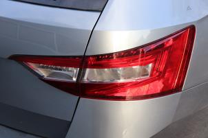 Gebruikte Achterlicht rechts Skoda Superb Combi (3V5) 1.6 TDI Prijs op aanvraag aangeboden door Benelux Zwijndrecht B.V.
