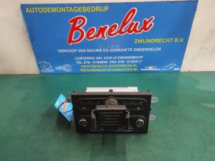 Gebruikte Radio Renault Twingo III (AH) 1.0 SCe 70 12V Prijs op aanvraag aangeboden door Benelux Zwijndrecht B.V.