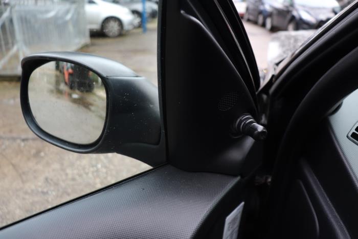 Buitenspiegel links van een Peugeot 206+ (2L/M) 1.1 XR,XS 2012