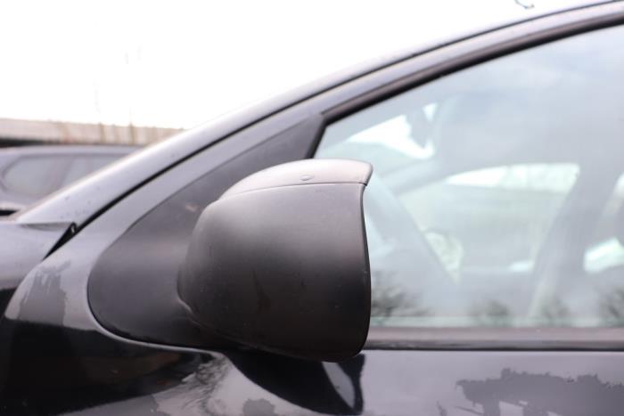 Buitenspiegel links van een Peugeot 206+ (2L/M) 1.1 XR,XS 2012