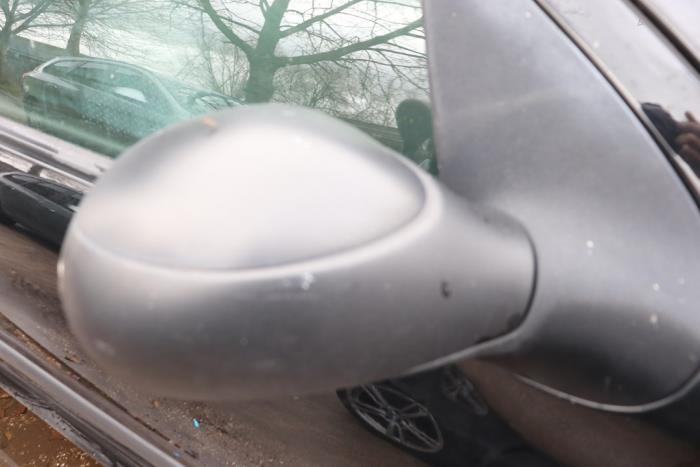 Buitenspiegel rechts van een Peugeot 206+ (2L/M) 1.1 XR,XS 2012