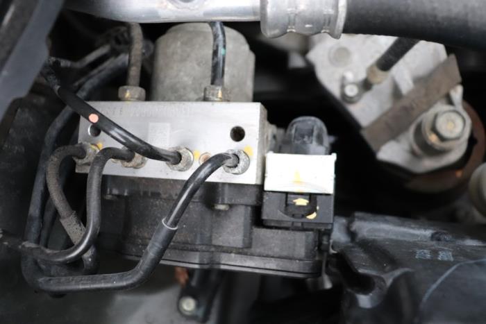 Gebruikte ABS Pomp Honda Jazz (GE6/GE8/GG/GP) 1.2 VTEC 16V Prijs op aanvraag aangeboden door Benelux Zwijndrecht B.V.