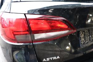 Gebruikte Achterlicht links Opel Astra K Sports Tourer 1.0 Turbo 12V Prijs op aanvraag aangeboden door Benelux Zwijndrecht B.V.
