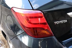 Gebruikte Achterlicht links Toyota Yaris III (P13) 1.5 16V Hybrid Prijs op aanvraag aangeboden door Benelux Zwijndrecht B.V.