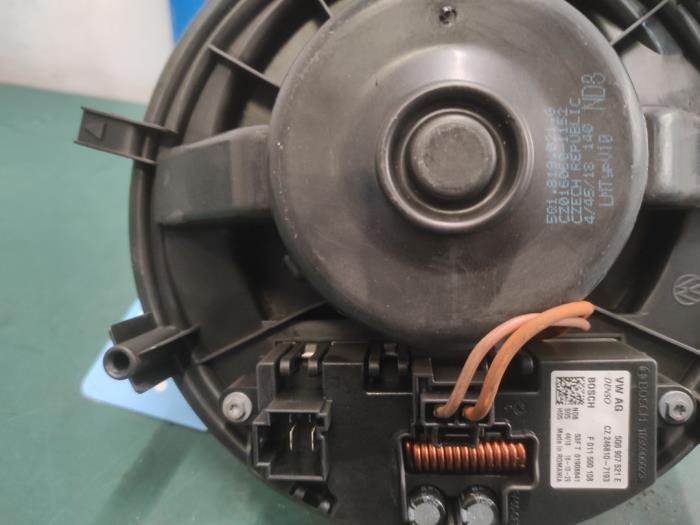Kachel Ventilatiemotor van een Skoda Octavia Combi (5EAC) 1.0 TSI 12V 2019