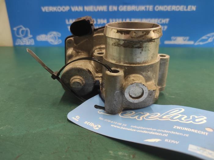 Gasklephuis van een Ford Fiesta 6 (JA8) 1.0 SCI 12V 80 2013