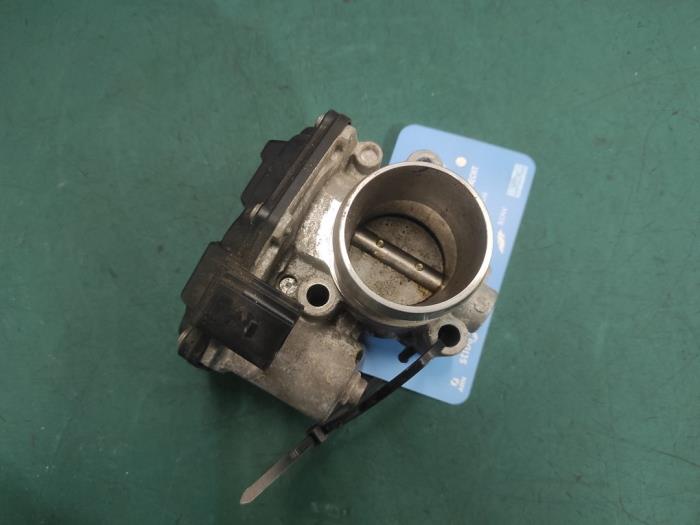Gasklephuis van een Ford Fiesta 6 (JA8) 1.0 SCI 12V 80 2013