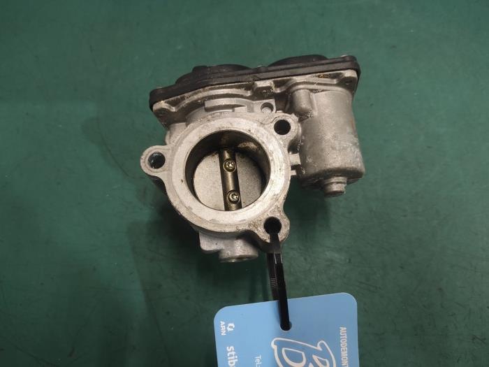 Gasklephuis van een Ford Fiesta 6 (JA8) 1.0 SCI 12V 80 2013