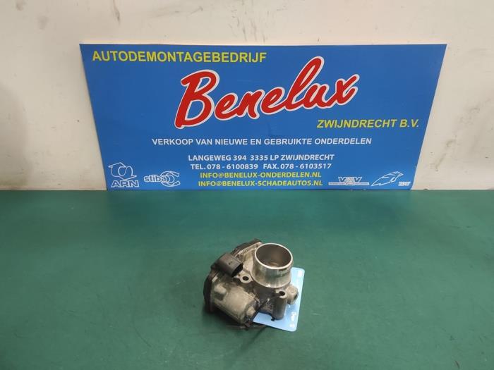 Gasklephuis van een Ford Fiesta 6 (JA8) 1.0 SCI 12V 80 2013