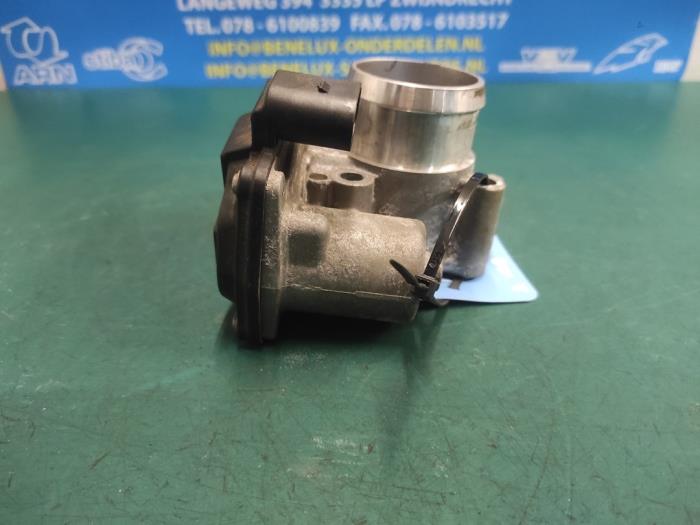 Gasklephuis van een Ford Fiesta 6 (JA8) 1.0 SCI 12V 80 2013