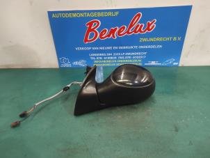 Gebruikte Buitenspiegel links Peugeot 1007 (KM) 1.4 Prijs op aanvraag aangeboden door Benelux Zwijndrecht B.V.