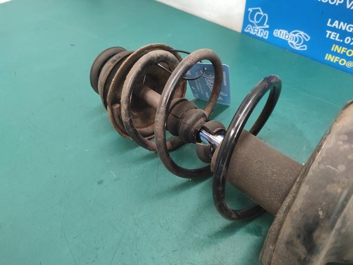 Schokdemperpoot links-voor van een Renault Clio II (BB/CB) 1.2 2003