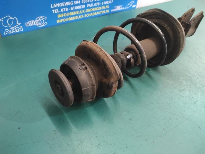 Schokdemperpoot links-voor van een Renault Clio II (BB/CB) 1.2 2003