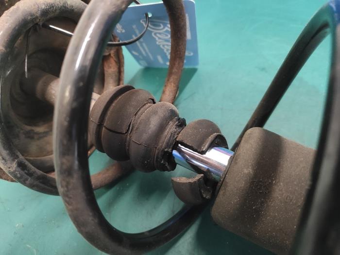 Schokdemperpoot links-voor van een Renault Clio II (BB/CB) 1.2 2003