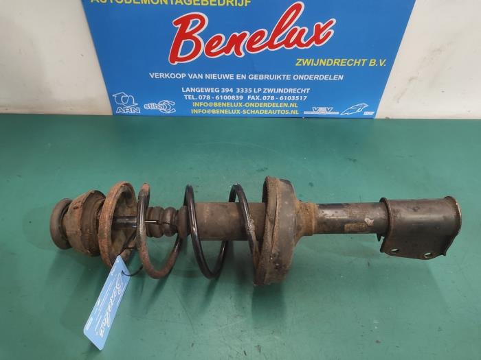 Schokdemperpoot links-voor van een Renault Clio II (BB/CB) 1.2 2003