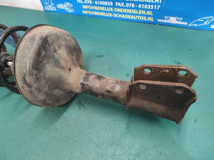 Schokdemperpoot links-voor van een Renault Clio II (BB/CB) 1.2 2003