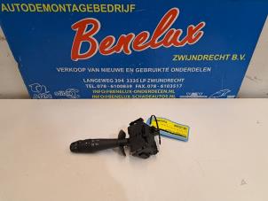 Gebruikte Knipperlicht Schakelaar Renault Twingo II (CN) 1.2 16V Prijs op aanvraag aangeboden door Benelux Zwijndrecht B.V.