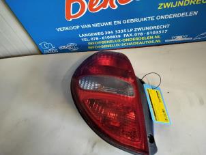 Gebruikte Achterlicht links Daihatsu Sirion/Storia (M1) 1.0 12V DVVT Prijs op aanvraag aangeboden door Benelux Zwijndrecht B.V.