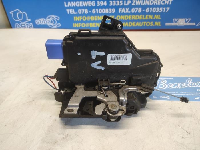 Deurslot Mechaniek 4Deurs links-voor van een Volkswagen Polo IV (9N1/2/3) 1.4 16V 2008