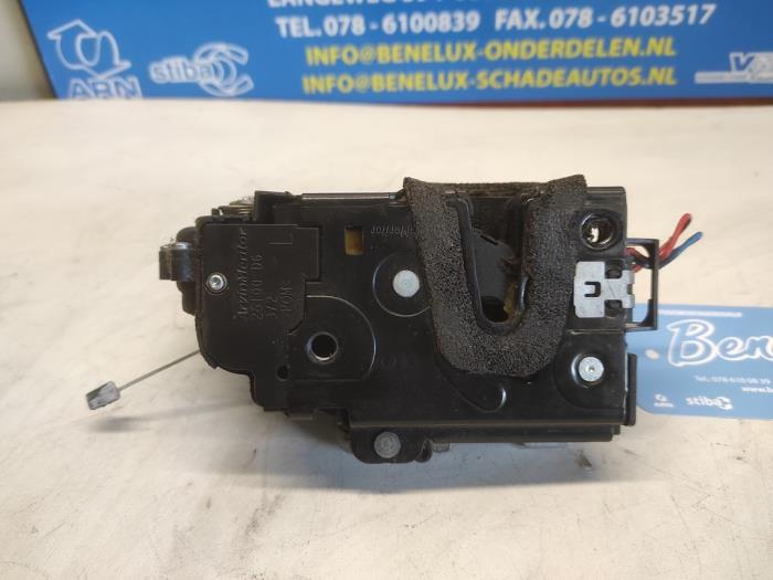 Deurslot Mechaniek 4Deurs links-voor van een Volkswagen Polo IV (9N1/2/3) 1.4 16V 2008