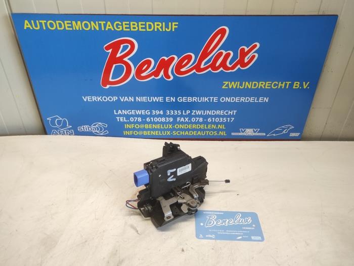 Deurslot Mechaniek 4Deurs links-voor van een Volkswagen Polo IV (9N1/2/3) 1.4 16V 2008