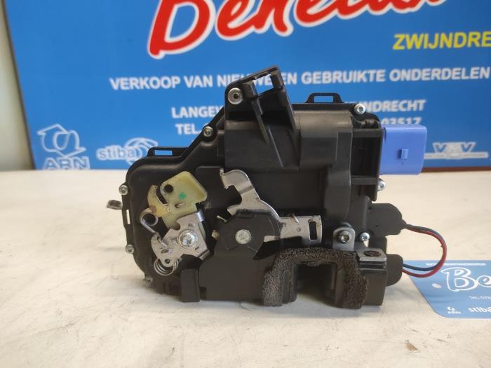 Deurslot Mechaniek 4Deurs links-voor van een Volkswagen Polo IV (9N1/2/3) 1.4 16V 2008