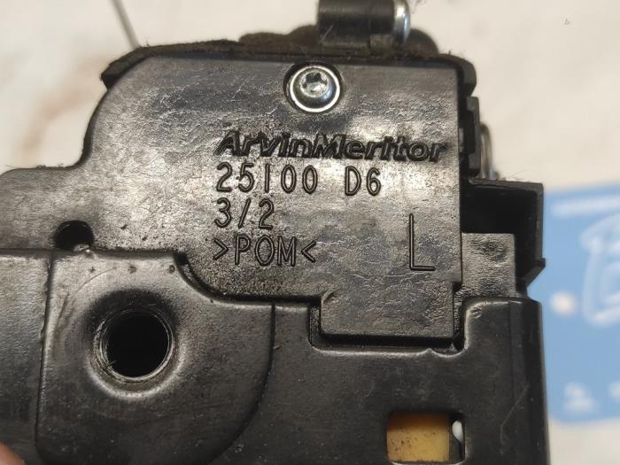 Deurslot Mechaniek 4Deurs links-voor van een Volkswagen Polo IV (9N1/2/3) 1.4 16V 2008