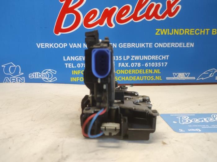 Deurslot Mechaniek 4Deurs links-voor van een Volkswagen Polo IV (9N1/2/3) 1.4 16V 2008