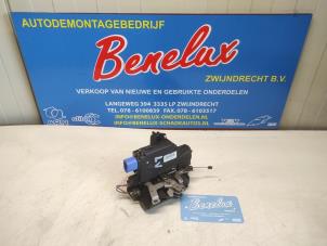 Gebruikte Deurslot Mechaniek 4Deurs links-voor Volkswagen Polo IV (9N1/2/3) 1.4 16V Prijs op aanvraag aangeboden door Benelux Zwijndrecht B.V.