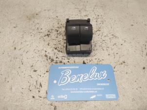 Gebruikte Elektrisch Raam Schakelaar Hyundai i10 1.0 12V Prijs € 20,00 Margeregeling aangeboden door Benelux Zwijndrecht B.V.