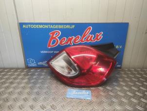 Gebruikte Achterlicht rechts Renault Clio III (BR/CR) 1.2 16V 75 Prijs op aanvraag aangeboden door Benelux Zwijndrecht B.V.