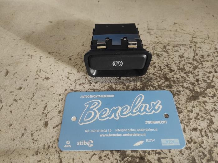 Gebruikte Schakelaar handrem Mercedes B (W246/W242) 1.5 B-180 CDI,d 16V Prijs op aanvraag aangeboden door Benelux Zwijndrecht B.V.