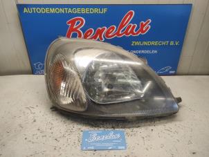 Gebruikte Rechter Koplamp Toyota Yaris (P1) 1.0 16V VVT-i Prijs op aanvraag aangeboden door Benelux Zwijndrecht B.V.